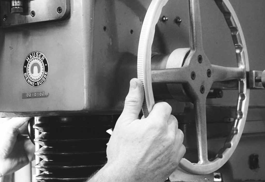 Eine Person bedient eine Maschine mit beiden Händen