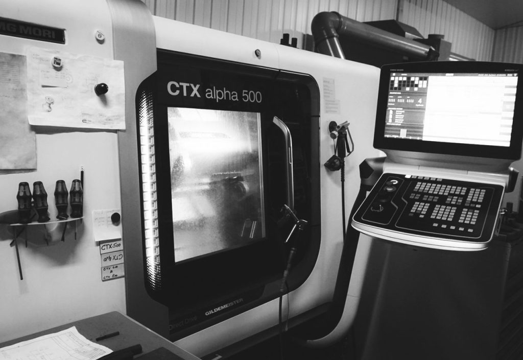 Eine Maschine mit einer Bedieneinheit rechts daneben